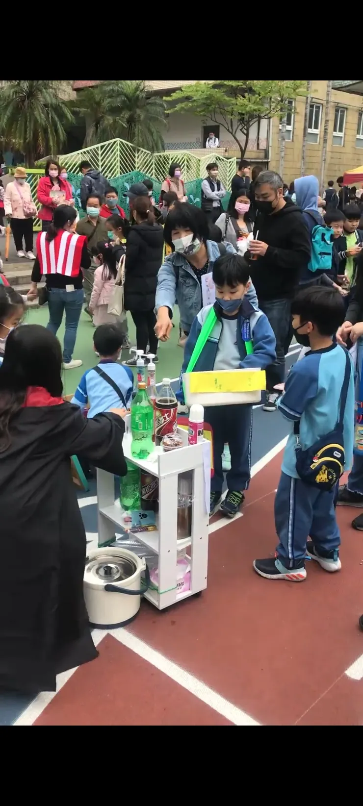 弟弟經營投球站，姊姊賣魔法飲料