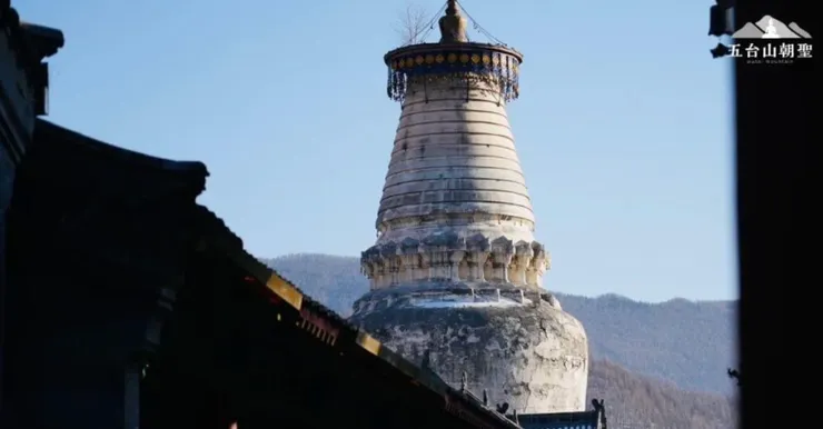 晨光中的五台山大白塔。
