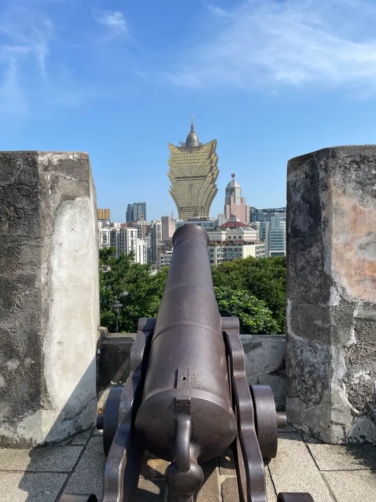 在澳門景點~大砲台，大砲對準新葡京酒店。