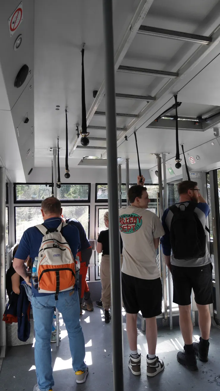 纜車內部模樣，那些扶手好高=&nbsp;&nbsp;=