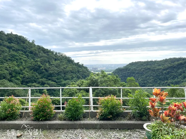 天主堂休息座位前的美景