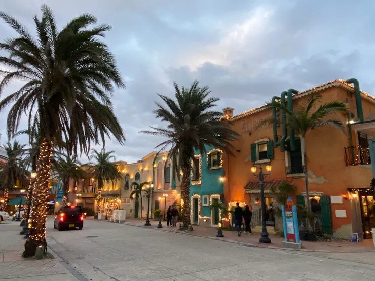 點上裝飾燈的街道好美