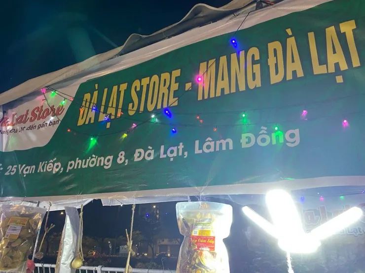 上圖的水果來自此攤位，本身就是春節來胡志明市販售水果的大叻商人。