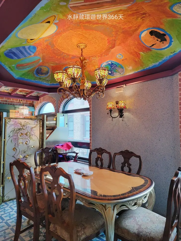 集美景、美食、美拍的七星潭水上明月躍登花蓮近期最受矚目的話題旅宿，巧妙融合歐洲古典巴洛克風格並注入中東神秘華麗宮廷風。