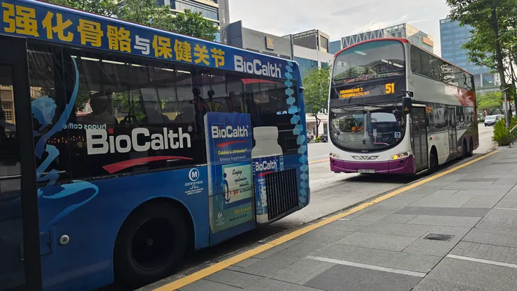 新加坡公車進出站時都會有這種避車彎設計!後面車輛不會受到影響!這就是前瞻的新加坡!感動!