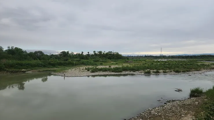 從橋上就可看到零星的釣客。這裡算是熱門釣點，只是我到的時候還不到七點，所以沒啥人。