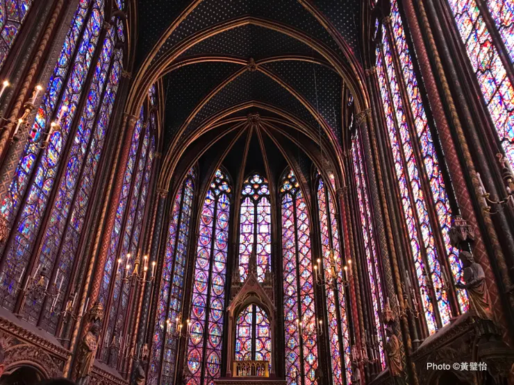 聖禮拜教堂部分的彩繪玻璃幕牆。忙着參觀，忘記了改用廣角鏡，未有拍下教堂的全貌，很可惜！