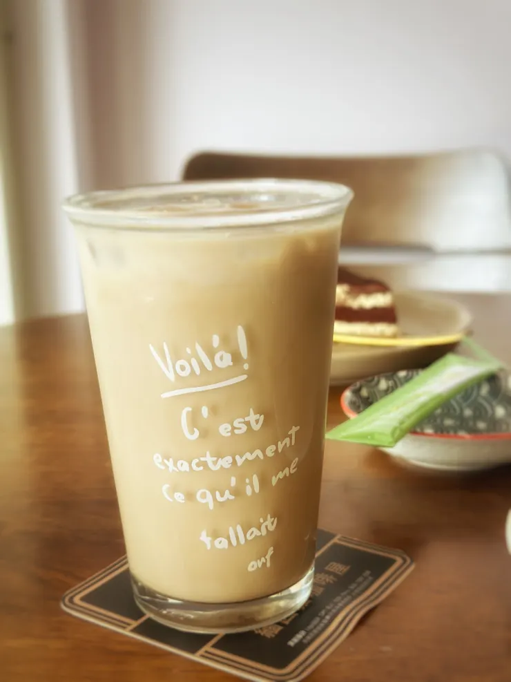   低消是ㄧ份甜點+飲料，限時90分鐘！