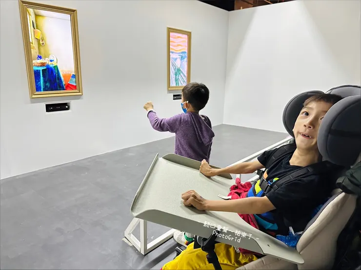 透過名畫玩倒牛奶,這位五歲孩子倒很久。