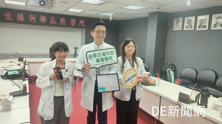 部立基隆醫院副院長陳韋達(中)與精神科臨床心理師團隊為患者診斷。(記者曾金萬/攝)