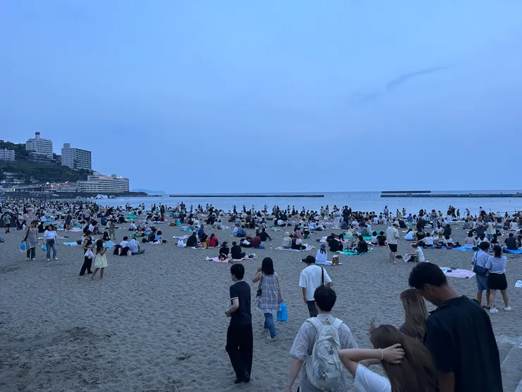 海灘人潮不算太壅擠，但大家都會很有默契的保持一定的距離以確保觀賞舒適