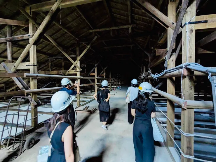 組長帶實習生到舊空總場勘，衡量明年文博文化策展展區舉辦場地。