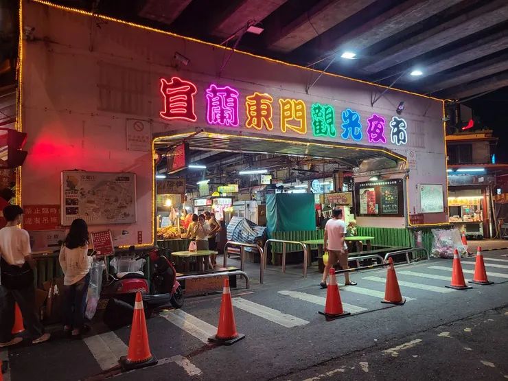 附近的小夜市,在橋下蠻小的