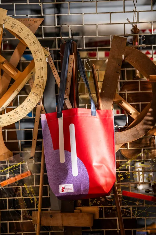 用上一屆的廣告帆布回收製作的購物袋34.9歐元