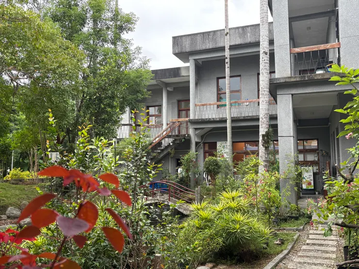 喜歡這種老建築與自然景觀融入的和諧感