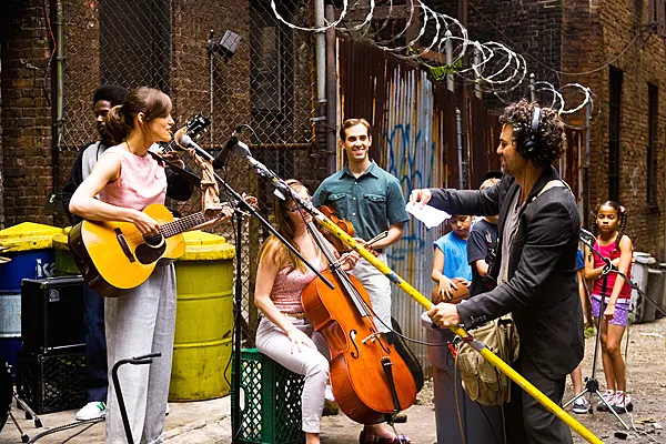 Greta與Dan一起在紐約的大街小巷中留下美妙的音符