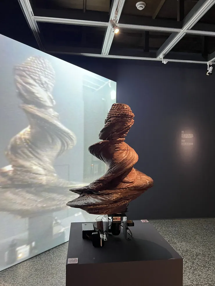 羅禾淋，《數位佛陀》，2014，攝影機、電腦、感應器、3D列印。本文作者拍攝。