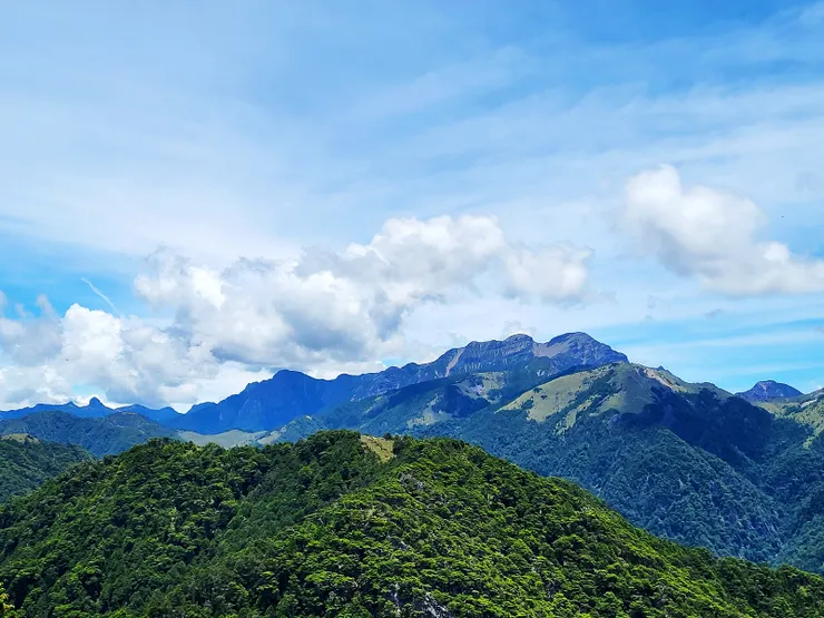 ▲往大南山西鞍營地沿途眺望聖稜線