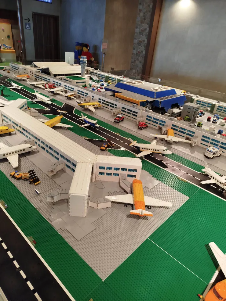 二航廈五樓休息區樂高機場模型