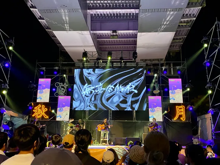 台上看似平靜，但台下已經瘋掉。