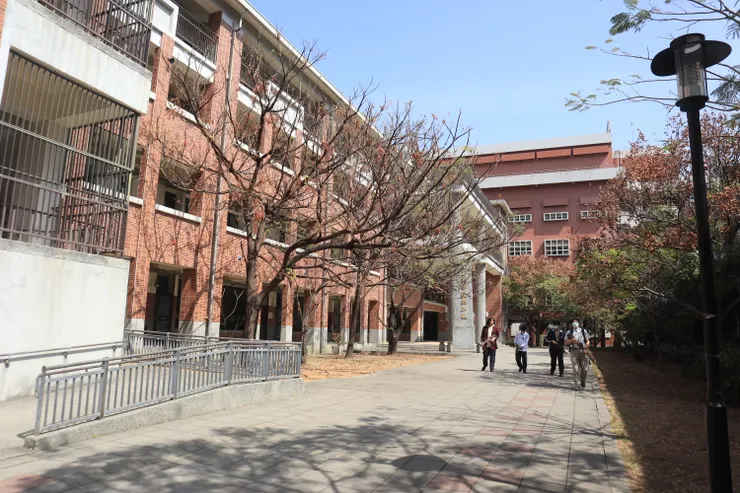 同時有科辦公室與班級教室的第六棟