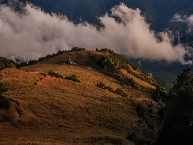 山下雲霧翻騰和橘金色的草原