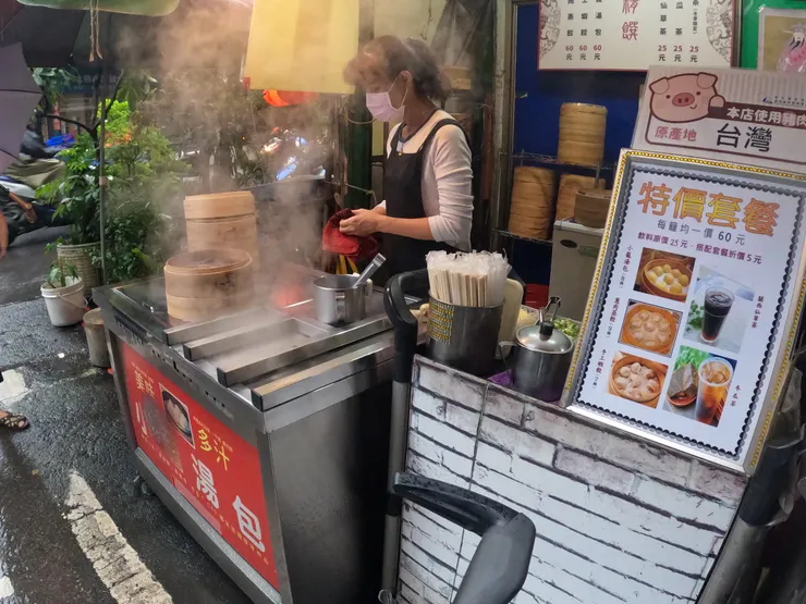小籠包8顆60元原是很佛心的價格，重點是現蒸的還是很好吃。