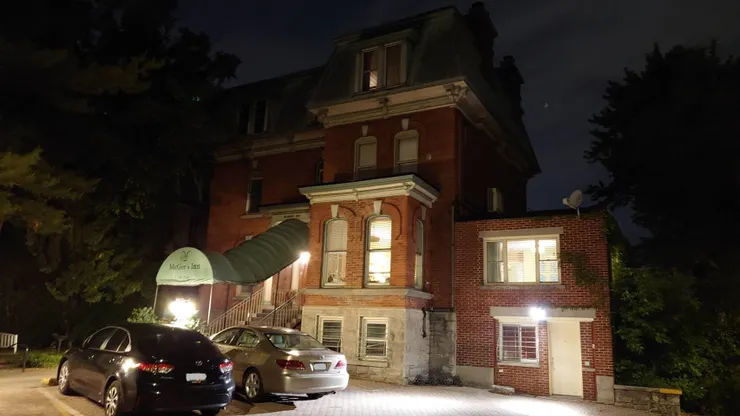 McGee's Inn在晚上的外觀