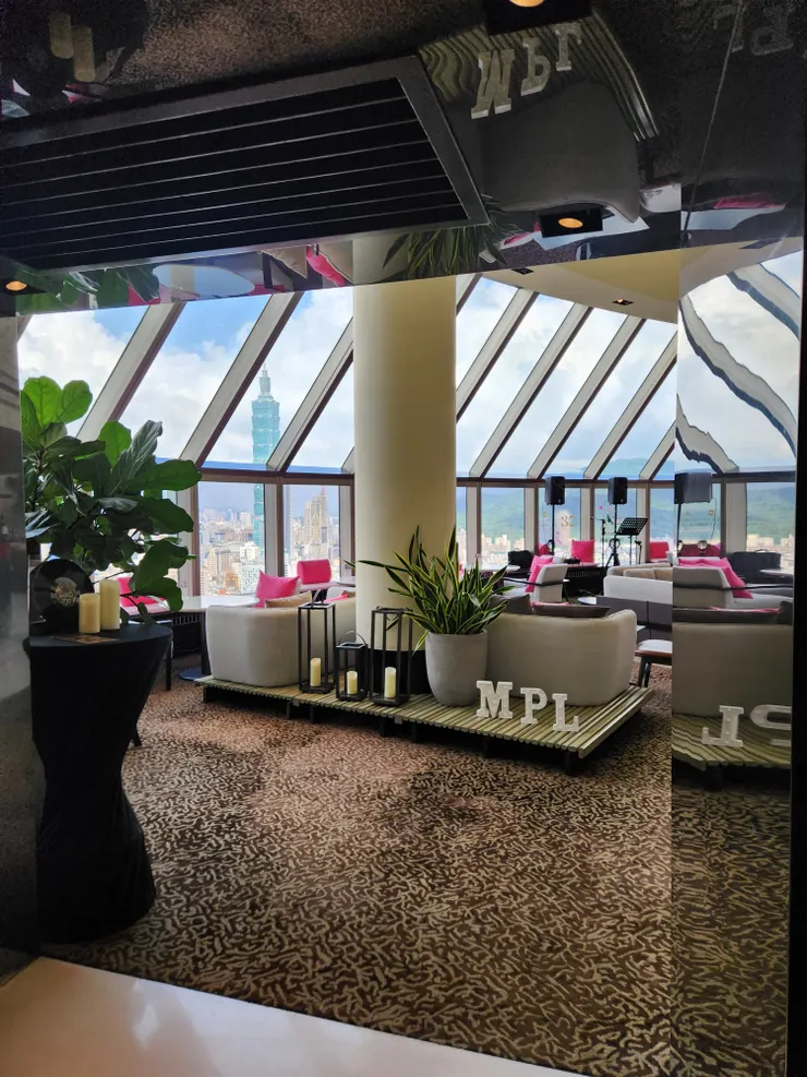 隔壁餐酒館，晚上面對101應該很漂亮