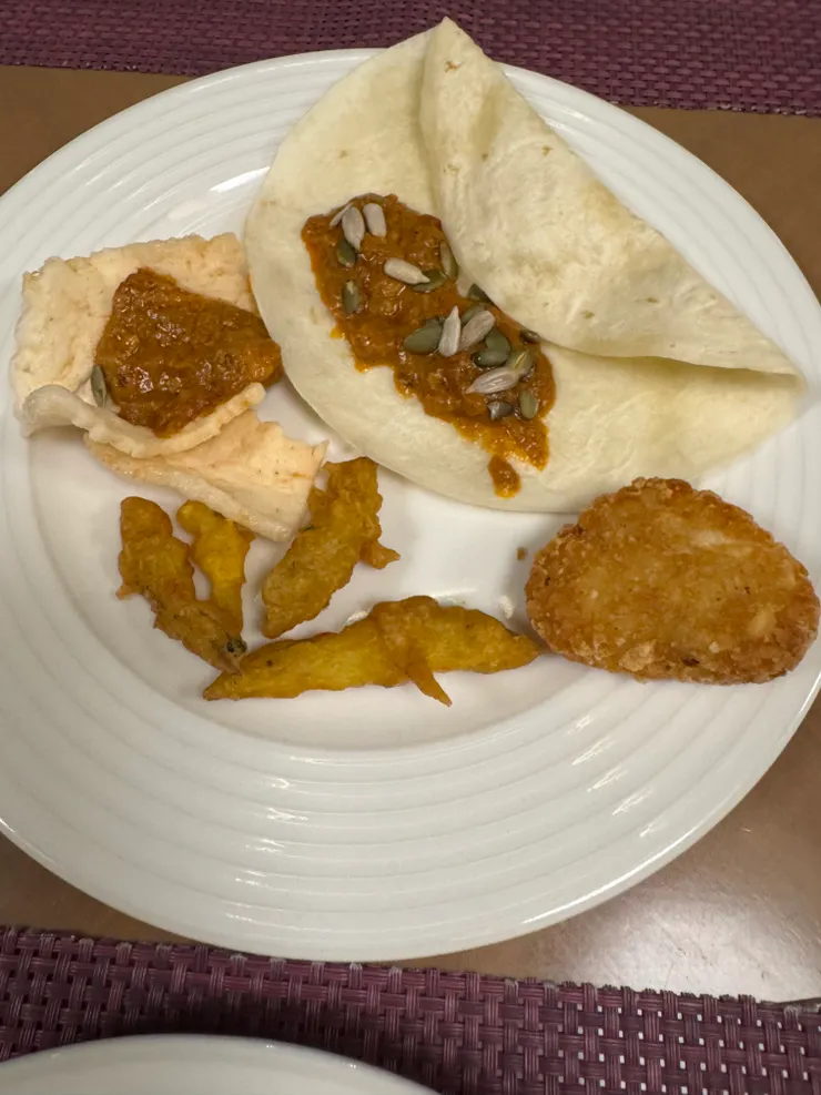 我愛印度烤餅加微微辣咖喱，必須給他一個特寫！還有旁邊的超酥脆薯餅