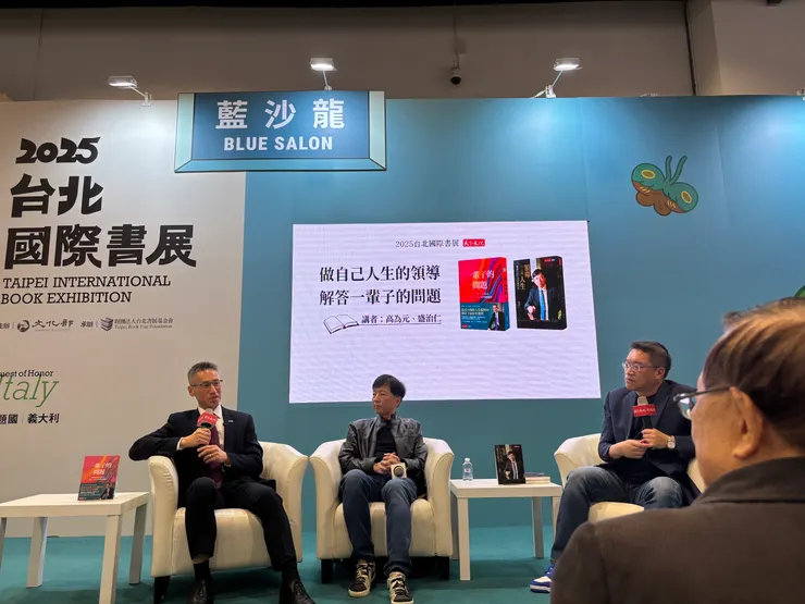 由左至右：高為元、盛治仁、謝文憲、高希均（側面）