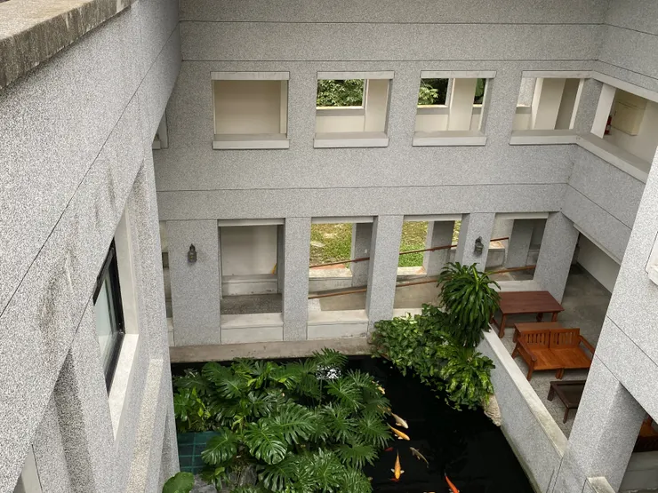 優雅的魚池和休憩平台