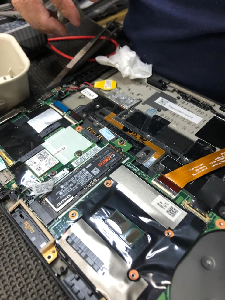 機器拆開，塞滿了各式零件。