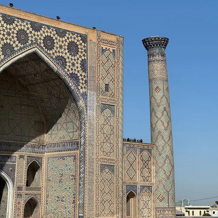 仔細看會發現塔樓歪歪的