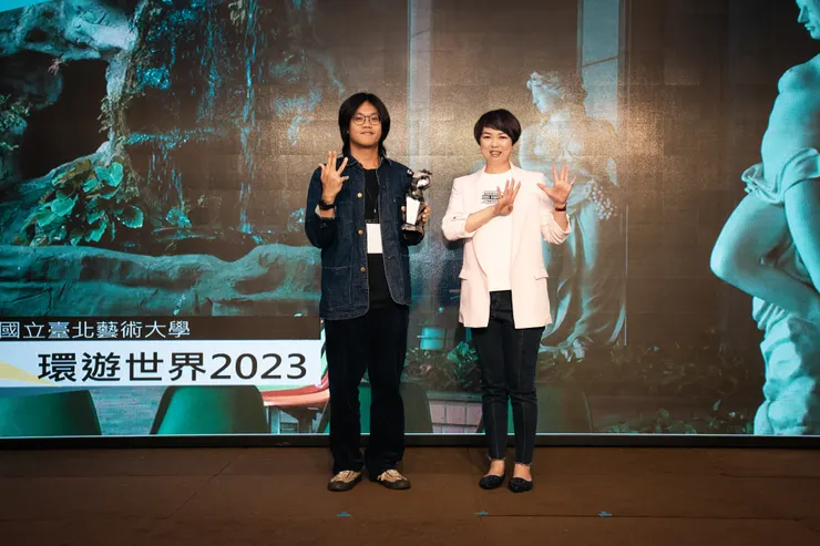 《環遊世界 2023》攝影師陳頤芳領獎／新星獎提供
