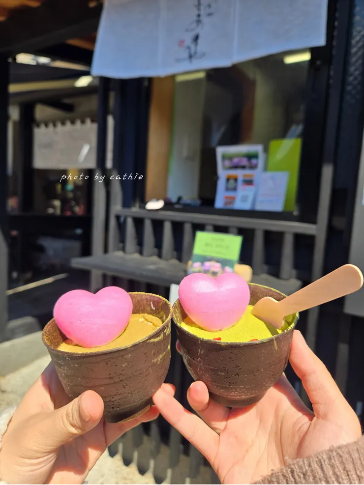 起司蛋糕非常濃郁,上面撒上抹茶粉末,是具有人氣的日式小點。