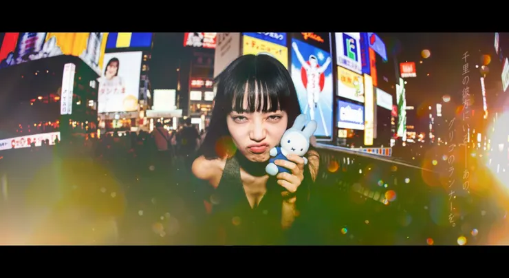 「指を絡ませ、掌から伝わる温もりと湿り気を分かち合えることを願って。」