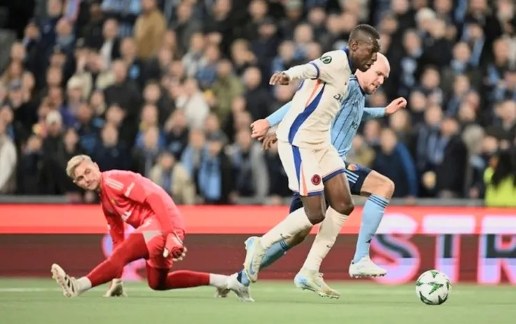 積遜偷走門將腳下球為車路士射成4:0