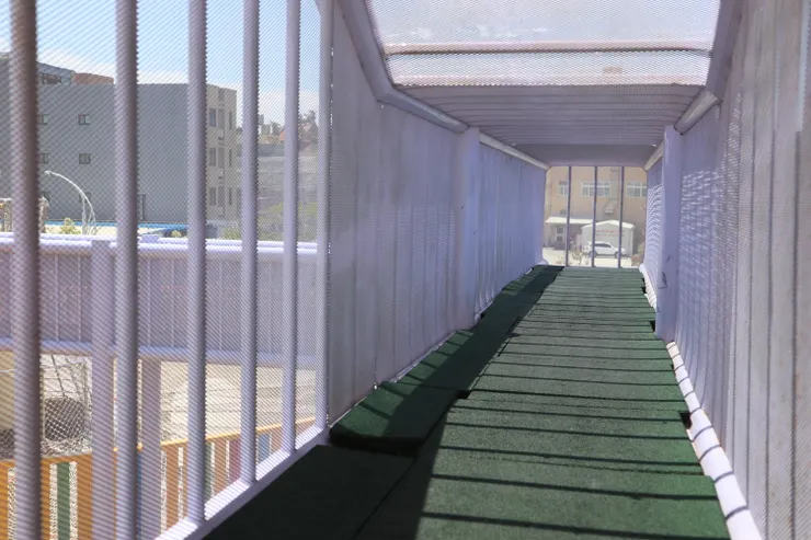 隧道內部舖有地墊