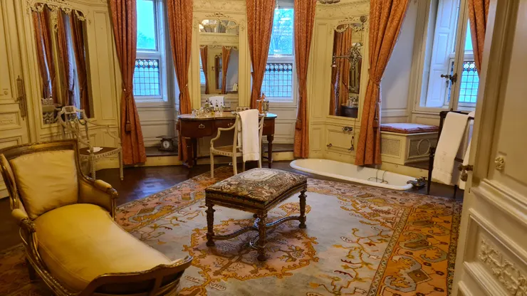 男爵夫人臥房裡的浴室，內含浴缸與熱水系統。（攝影：王幸慈）