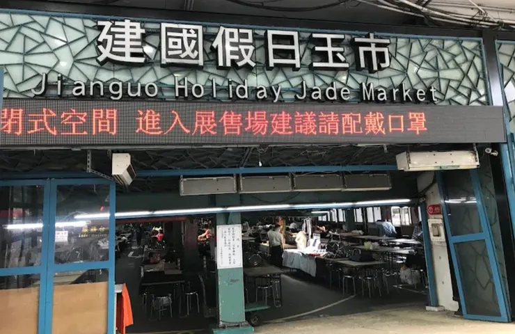 前後門都設有服務台，有需要都可詢問。