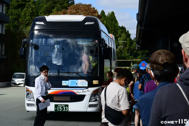 上午第一班上山公車是9:55發車，不一會兒就大排長龍