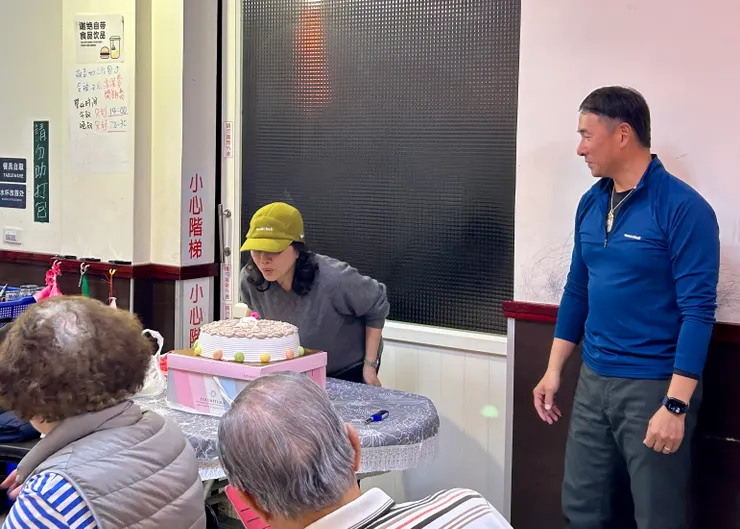 圖17 同為北鳥冠羽志工，美麗的女主角度過難忘的慶生會，也謝謝領隊群貼心的安排