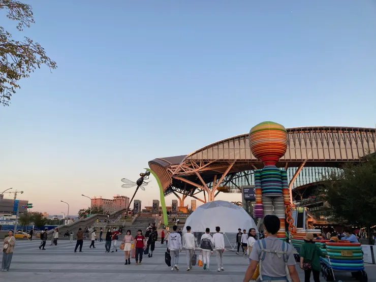 人來人往的台中火車站