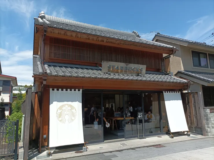 這個感覺特別，在舊建築中的Starbucks 很穿越時空