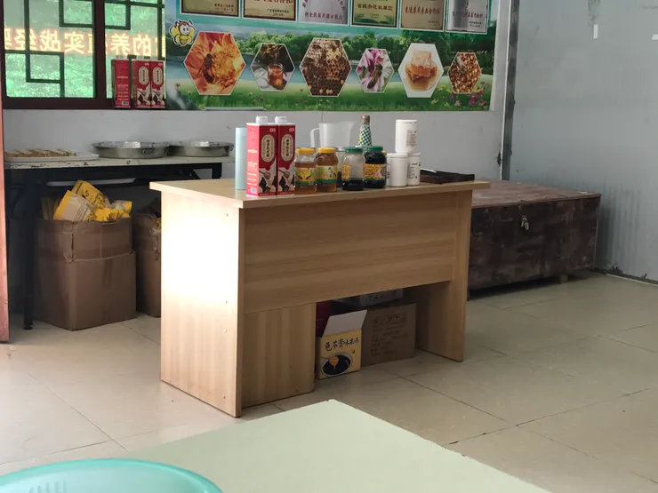 第一站蜂蜜園的展示桌,上面就是蜂蜜製品。(屋內環境很是簡陋。)