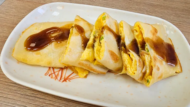 蛋餅真的是人間美味!這是脆皮蛋餅!蛋餅皮是脆的相當特別!