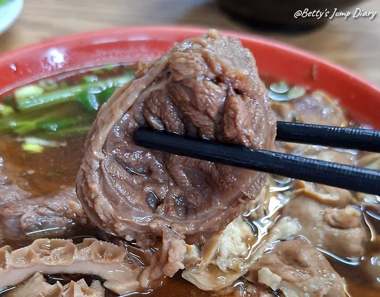 ▲苗栗通霄「滷飄香川味牛肉麵」 / 圖片來源：Betty's Jump Diary