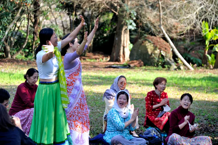 【反覆唱誦聖名不理任何禮節儀式 感動沛然莫之能禦不覺翩翩起舞】