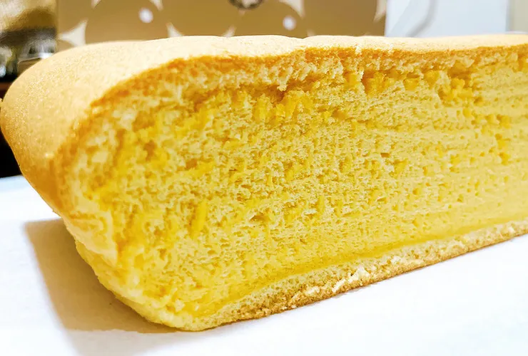 側拍特寫厚度十足的原味豆漿蛋糕，展現天然食材烘烤後的自然金黃色澤，是適合全家大小的低負擔午茶點心。